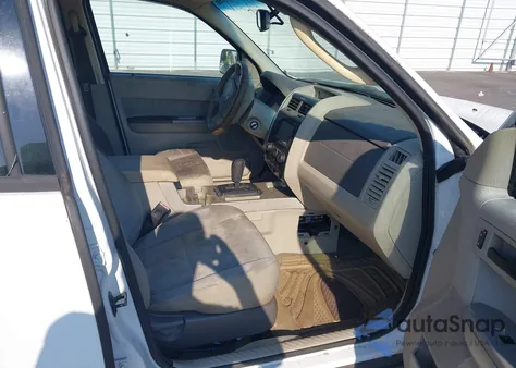 2011 Ford Escape Xlt z USA, uszkodzony, nr VIN 1FMCU9D76BKB26492